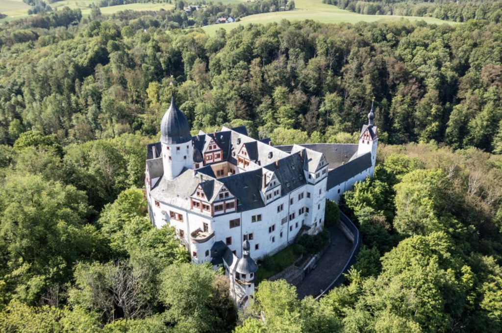 <h6 class="text-uppercase my-1">Rochsburg Lunzenau in Sachsen</h6><span class="d-block"><p class="p1"><span class="s2">Die AIVG wurde vom Landratsamt Mittelsachsen mit einem anspruchsvollen Projekt betraut: der Erstellung eines </span><span class="s1">verformungsgerechten Aufmaßes</span><span class="s2"> sowie eines vollständigen </span><span class="s1">3D-Modells</span><span class="s2"> der Rochsburg.</span></p>
<p class="p1"><span class="s2">Der Leistungsumfang umfasste die Erarbeitung von </span><span class="s1"><strong>14 Vertikalschnitten</strong>, <strong>19 Grundrissen</strong> und <strong>24 Ansichten</strong></span><span class="s2">, jeweils im verformungsgerechten Maßstab. Dabei wurde die Anlage zentimetergenau erfasst, sodass auch kleinste Abweichungen in der historischen Bausubstanz berücksichtigt werden konnten.</span></p>
 
<p class="p1"><span class="s2">Besonders hervorzuheben ist die </span><strong><span class="s1">vollständige 3D-Modellierung</span></strong><span class="s2"><strong> der gesamten Schlossanlage</strong>, die als digitale Grundlage für Planung, Dokumentation und Denkmalpflege dient. Damit konnte nicht nur die komplexe Baugeometrie detailgetreu abgebildet, sondern auch ein innovatives Werkzeug für künftige Restaurierungs- und Forschungsarbeiten geschaffen werden.</span></p></span>