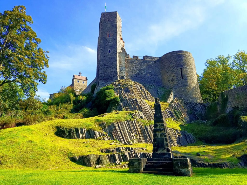 <h6 class="text-uppercase my-1">Burg Stolpen – Jahrhunderte alte Mauern, historische Gewölbe und massive Basaltformationen treffen auf modernste Vermessungstechnologie</h6><span class="d-block"><p class="p1">Im Auftrag unseres Kunden wurden wir mit der präzisen Bestandsaufnahme des Burgkellers einschließlich der Veranstaltungsbereiche sowie der Aussichtsplattform beauftragt. Ziel der Vermessung ist die fundierte bauhistorische und statische Bewertung der vorhandenen Bausubstanz, insbesondere hinsichtlich Mauerstärken, Gewölbegeometrien, Deckenaufbauten und konstruktiver Architekturdetails.</p>
<p class="p1">Mittels hochauflösender 3D-Laserscantechnologie entstand ein detaillierter digitaler Zwilling der historischen Anlage. Die erfassten Punktwolken dienen als Grundlage für weiterführende Analysen, Sanierungsplanungen sowie die genaue Dokumentation des Bestandes.</p>
<p class="p1">Gerade bei historischen Bauwerken ist ein verformungsgerechtes Aufmaß entscheidend, um komplexe Geometrien, unregelmäßige Wandverläufe und jahrhundertealte Bauzustände exakt erfassen und bewerten zu können.</p>
<p class="p2"></p></span>