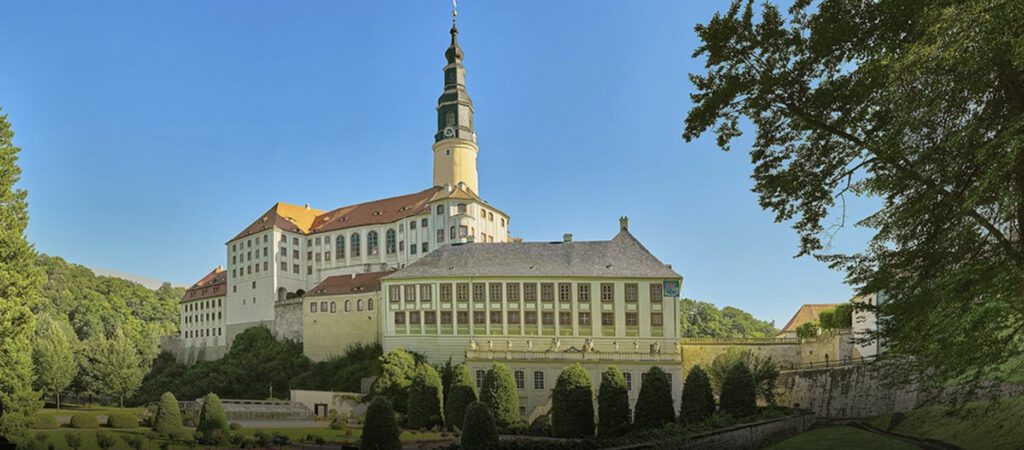 <h6 class="text-uppercase my-1">Zwischen historischem Schlossensemble, alter Bäckerei und unterirdischem Mühlengraben.</h6><span class="d-block"><p class="p1">Für ein Sanierungsprojekt am Schloss Weesenstein wurde die AIVG mit der vollständigen Vermessung des historischen Wasserverlaufs beauftragt. Der über ein Wehr abgeleitete Mühlengraben führt durch den Schlossgraben, passiert unter anderem eine historische Mühle mit altem Wasserrad und verläuft anschließend über unterirdische Gewölbe und historische Gangsysteme bis zur Einmündung in die Weißeritz.</p>
<p class="p1">Für die geplanten Sanierungsmaßnahmen wurden durch uns der komplette Verlauf sowie die unterirdischen Bereiche hochpräzise mittels Laserscanning und Vermessungstechnik erfasst und dokumentiert.</p>
<p class="p2">Entstanden sind:</p>

<ul>
 	<li><span class="s1">detaillierte Lagepläne</span></li>
 	<li><span class="s1">Ansichten</span></li>
 	<li><span class="s1">mehrere Vertikalschnitte</span></li>
 	<li><span class="s1">digitale Bestandsdaten des historischen Bauwerks und Wasserlaufs</span></li>
</ul>
<p class="p1">Besonders beeindruckend war dabei die Kombination aus historischer Architektur, jahrhundertealter Wasserbaukunst und schwer zugänglichen unterirdischen Bereichen, die heute teilweise kaum noch bekannt sind.</p>
<p class="p4">Solche Projekte zeigen immer wieder, wie wichtig präzise digitale Bestandsdokumentation für die Planung und den Erhalt historischer Bauwerke und technischer Anlagen ist.</p></span>